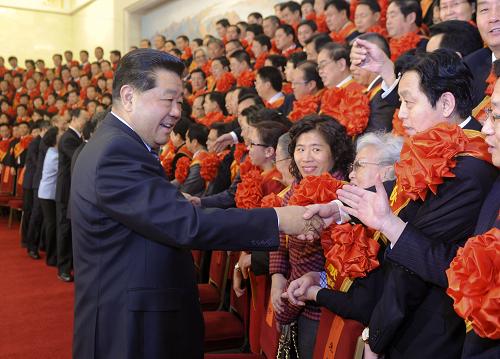 11月30日,各民主黨派、工商聯(lián)和無黨派人士為全面建設(shè)小康社會作貢獻(xiàn)表彰大會在北京召開。中共中央政治局常委、全國政協(xié)主席賈慶林會前在人民大會堂會見出席表彰大會的全體代表。新華社記者 張鐸 攝