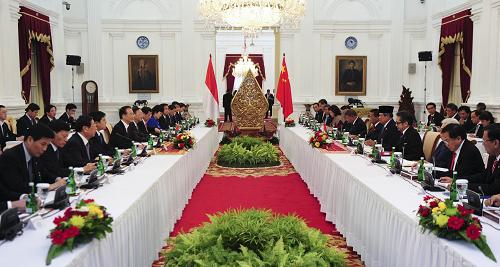 4月29日,中國國務(wù)院總理溫家寶在雅加達(dá)與印度尼西亞總統(tǒng)蘇西洛舉行會談。新華社記者 張鐸攝