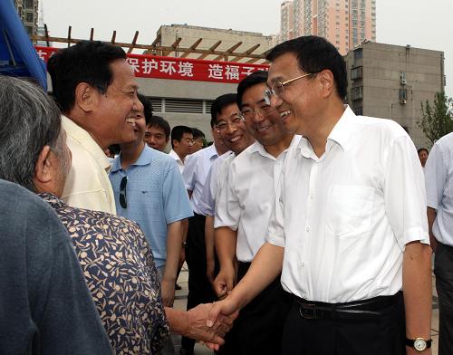 6月17日,中共中央政治局常委、國務(wù)院副總理李克強在河南洛陽參加全國節(jié)能宣傳周活動。 這是李克強在西工社區(qū)節(jié)能宣傳周活動現(xiàn)場與社區(qū)群眾親切交談。 新華社記者 劉衛(wèi)兵 攝
