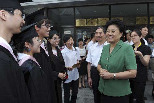 6月23日,在中國(guó)共產(chǎn)黨90周年誕辰即將到來(lái)之際,中共中央政治局委員、國(guó)務(wù)委員劉延?xùn)|到北京大學(xué)考察,看望慰問(wèn)師生。 這是劉延?xùn)|和北京大學(xué)2011年應(yīng)屆本科畢業(yè)生代表親切交談。 新華社記者王曄攝