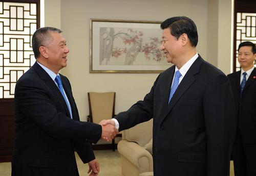 1月10日,剛剛抵達(dá)澳門考察訪問的國家副主席習(xí)近平在下榻的賓館會(huì)見澳門特別行政區(qū)行政長官何厚鏵。 新華社記者馬占成攝
