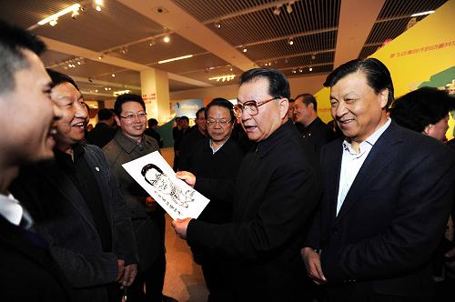 3月16日,中共中央政治局常委李長春來到中國國家博物館,參觀正在這里舉行的黨的十七大以來中國動(dòng)漫產(chǎn)業(yè)發(fā)展成果展。這是參展工作人員向李長春贈(zèng)送動(dòng)漫肖像畫。新華社記者 李濤 攝