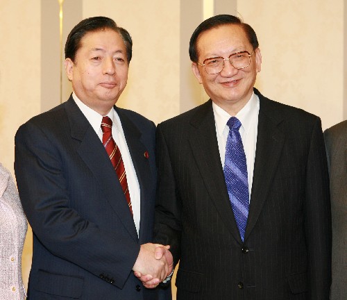 2月22日,在日本進(jìn)行正式訪問的中國國務(wù)委員唐家璇(右)在東京會見與自民黨聯(lián)合執(zhí)政的日本公明黨代表太田昭宏。 新華社記者 任正來 攝