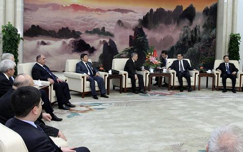 5月17日,國務(wù)院副總理李克強(qiáng)在北京人民大會堂集體會見來華參加上海合作組織第二次財長和央行行長會議的各成員國財政部長、央行行長和上合組織秘書處秘書長。新華社記者 龐興雷 攝