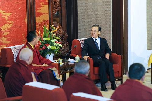 2月10日,中共中央政治局常委、國務(wù)院總理溫家寶在北京中南海紫光閣親切接受第十一世班禪額爾德尼·確吉杰布的拜見。新華社記者 李濤 攝
