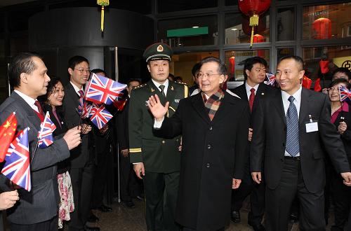 1月31日,中國國務(wù)院總理溫家寶在英國倫敦前往中國銀行(英國)有限公司看望駐英金融機(jī)構(gòu)人員。新華社記者姚大偉攝