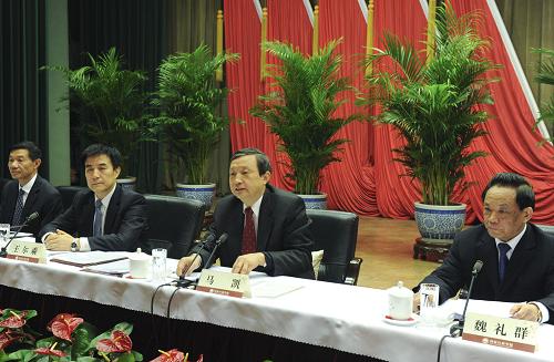 3月2日,國家行政學(xué)院2010年春季開學(xué)典禮在北京舉行,國務(wù)委員兼國務(wù)院秘書長、國家行政學(xué)院院長馬凱出席并講話。 新華社記者 李學(xué)仁 攝