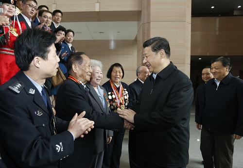 4月28日,中共中央總書記、國家主席、中央軍委主席習近平來到全國總工會機關,同全國勞動模范代表座談并發(fā)表重要講話。這是習近平同勞模親切握手。新華社記者 鞠鵬 攝
