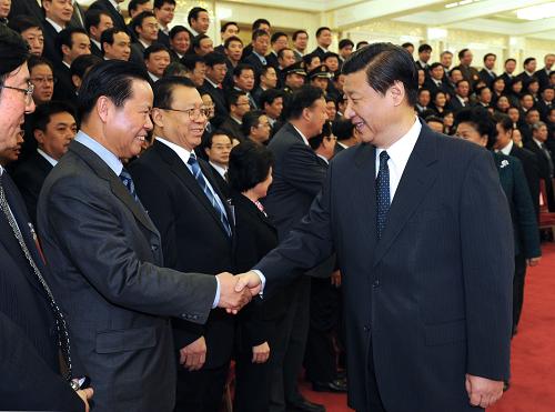 12月14日,中共中央組織部、中共中央宣傳部、中共教育部黨組在北京召開第十九次全國高等學(xué)校黨的建設(shè)工作會議。這是中共中央政治局常委、中央書記處書記、國家副主席習(xí)近平等領(lǐng)導(dǎo)同志在會前會見會議代表。新華社記者 馬占成 攝