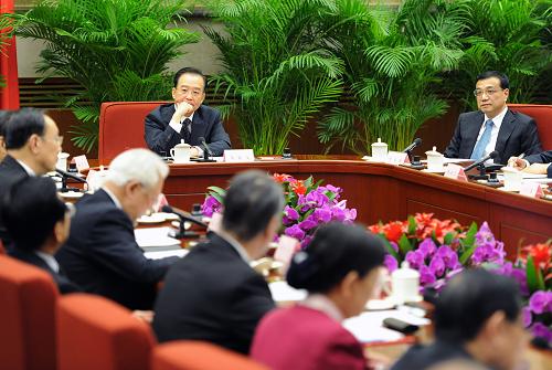 這是2月10日,溫家寶聽取各民主黨派、全國工商聯(lián)負(fù)責(zé)人和無黨派人士對《政府工作報告(征求意見稿)》的意見和建議。新華社記者 劉建生 攝