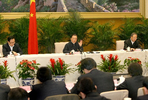 1月27日,國務(wù)院召開電視電話會議,針對當(dāng)前大范圍雨雪冰凍災(zāi)害給煤電油運造成的嚴(yán)重影響,部署各項保障工作。中共中央政治局常委、國務(wù)院總理溫家寶出席會議并作重要講話。 新華社記者 馬占成 攝