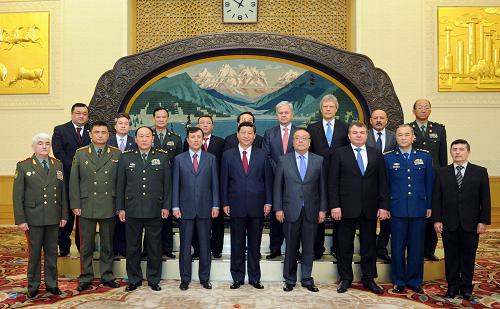 4月24日,國家副主席、中央軍委副主席習(xí)近平在北京人民大會堂會見來華出席上海合作組織成員國國防部長會議的哈薩克斯坦國防部長賈克瑟別科夫、吉爾吉斯斯坦國防部長奧穆拉利耶夫、俄羅斯國防部長謝爾久科夫、塔吉克斯坦國防部長海魯洛耶夫、烏茲別克斯坦國防部副部長尼亞佐夫、上海合作組織秘書長伊馬納利耶夫、地區(qū)反恐機(jī)構(gòu)副主任薩伊弗洛耶夫。新華社記者 謝環(huán)馳 攝