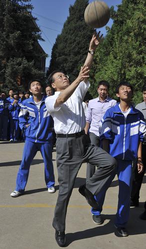 9月10日是第26個教師節(jié),中共中央政治局常委、國務(wù)院總理溫家寶與明年畢業(yè)的北京師范大學(xué)首批免費師范生代表一起來到河北省興隆縣六道河中學(xué),看望廣大師生,聽中學(xué)教師上課,并與中小學(xué)教師和免費師范生代表座談。這是溫家寶在學(xué)校操場與同學(xué)們一起打籃球。 新華社記者 黃敬文 攝