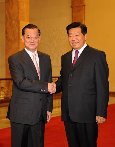 7月27日,中共中央政治局常委、全國政協(xié)主席賈慶林在北京人民大會(huì)堂會(huì)見前來大陸參訪的中國國民黨榮譽(yù)主席連戰(zhàn)。新華社記者 劉建生 攝