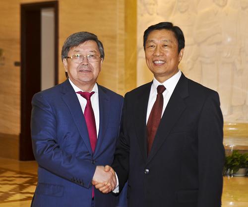 9月2日,中共中央政治局委員、國家副主席李源潮在烏魯木齊會見出席第三屆中國-亞歐博覽會的吉爾吉斯斯坦總理薩特巴爾季耶夫。新華社記者 趙戈 攝