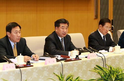 月30日,國務(wù)院召開全國森林草原防火工作電視電話會議。中共中央政治局委員、國務(wù)院副總理回良玉出席會議并講話。新華社記者 龐興雷 攝