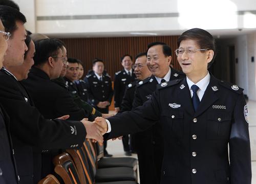 2月11日,國務委員、公安部部長孟建柱在北京會見公安部“11·30”特大跨國跨境電信詐騙犯罪專案組赴菲警官小組全體成員。 針對去年10月以來電信詐騙犯罪案件屢屢發(fā)生、部分地區(qū)群眾深受其害的情況,公安部高度重視,迅速成立“11·30”專案指揮部,調集國內9省區(qū)市警力,聯(lián)手菲律賓警方同步展開打擊行動,成功摧毀了這個組織嚴密的特大跨國跨境電信詐騙犯罪集團,端掉了隱藏在菲律賓的主要犯罪窩點,獲取了犯罪證據,并將24名犯罪嫌疑人從菲律賓押解回國。 新華社記者 袁滿 攝
