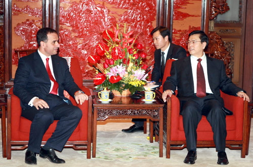 張德江會(huì)見(jiàn)歐洲宇航防務(wù)集團(tuán)首席運(yùn)營(yíng)官 4月4日,國(guó)務(wù)院副總理張德江在北京中南海紫光閣會(huì)見(jiàn)歐洲宇航防務(wù)集團(tuán)首席運(yùn)營(yíng)官馬赫萬(wàn)·拉胡德。 新華社記者鞠鵬攝