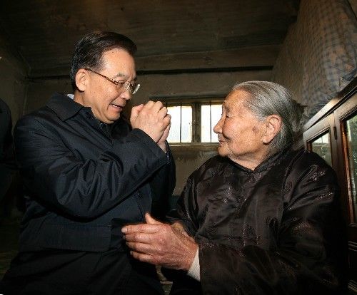 2007年2月16日農(nóng)歷臘月二十九,中共中央政治局常委、國務院總理溫家寶來到遼寧省撫順市考察棚戶區(qū)改造情況。 這是溫家寶在撫順東洲區(qū)準備改造搬遷的棚戶區(qū),看望93歲的王煥榮老人。溫家寶向老人拜年,祝老人日子越過越好。據(jù)了解,王煥榮老人已與政府拆遷部門簽訂搬遷協(xié)議書,今年將搬遷到新區(qū)居住。 新華社記者 劉衛(wèi)兵 攝