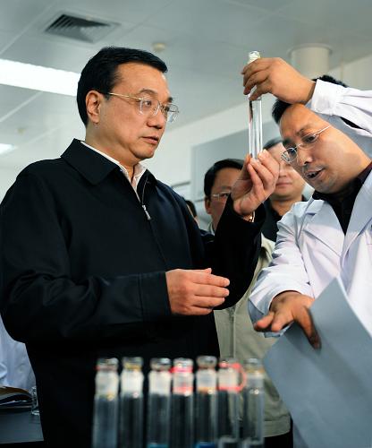 這是李克強(qiáng)在中國(guó)環(huán)境科學(xué)研究院考察。 新華社記者 劉建生 攝