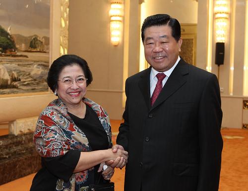9月29日,中共中央政治局常委、全國政協(xié)主席賈慶林在北京人民大會堂會見印度尼西亞前總統(tǒng)梅加瓦蒂。新華社記者 鞠鵬 攝