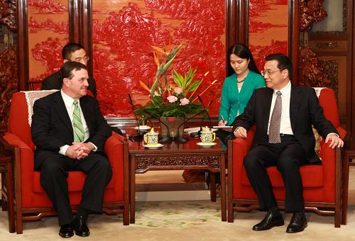 8月10日,中國國務(wù)院副總理李克強(qiáng)在北京中南海紫光閣會(huì)見加拿大財(cái)政部長弗萊厄蒂。新華社記者 龐興雷 攝