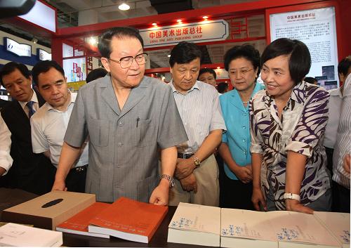 9月3日,中共中央政治局常委李長春在北京參觀第十六屆北京國際圖書博覽會。這是李長春在仔細觀看博覽會上展出的圖書。 新華社記者 劉衛(wèi)兵攝