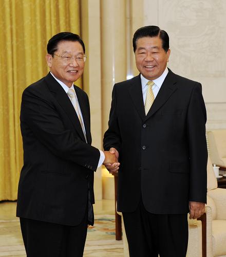10月28日,中共中央政治局常委、全國政協(xié)主席賈慶林在北京人民大會(huì)堂會(huì)見臺(tái)灣海基會(huì)董事長江丙坤率領(lǐng)的?;鶗?huì)新聞交流團(tuán)一行。新華社記者 饒愛民 攝