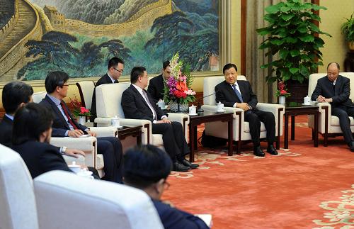 12月9日,中共中央政治局常委、中央書記處書記劉云山在北京人民大會(huì)堂會(huì)見(jiàn)來(lái)華參加第六屆東盟與中日韓(10+3)媒體合作研討會(huì)的外方代表。新華社記者 張鐸 攝