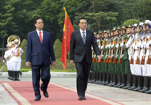 10月13日,國務院總理李克強在河內越南總理府同越南總理阮晉勇舉行會談。這是會談前,李克強出席阮晉勇在越南主席府廣場為他舉行的隆重的歡迎儀式。新華社記者 劉建生 攝