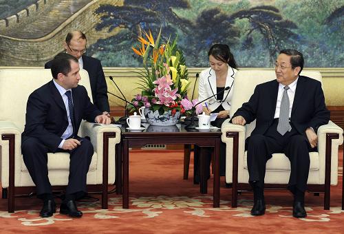 5月13日,全國政協(xié)主席俞正聲在北京人民大會堂會見俄羅斯總統(tǒng)駐伏爾加河沿岸聯(lián)邦區(qū)全權(quán)代表巴比奇。新華社記者 饒愛民 攝