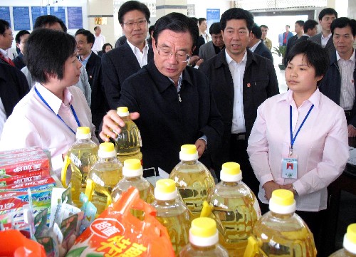 4月10日至15日,中共中央政治局常委、中央紀(jì)律檢查委員會(huì)書記賀國(guó)強(qiáng)在湖南調(diào)研。這是4月10日,賀國(guó)強(qiáng)在長(zhǎng)沙市芙蓉區(qū)德政園社區(qū)為低保戶免費(fèi)發(fā)放生活必需品的“愛心超市”,向社區(qū)干部了解對(duì)困難戶扶助的情況。 新華社記者 蘇曉洲 攝