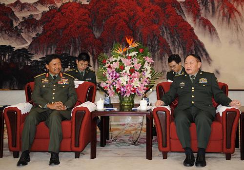7月8日,國(guó)務(wù)委員兼國(guó)防部長(zhǎng)梁光烈在北京會(huì)見來訪的馬來西亞武裝部隊(duì)司令阿齊茲。 新華社記者丁林?jǐn)z