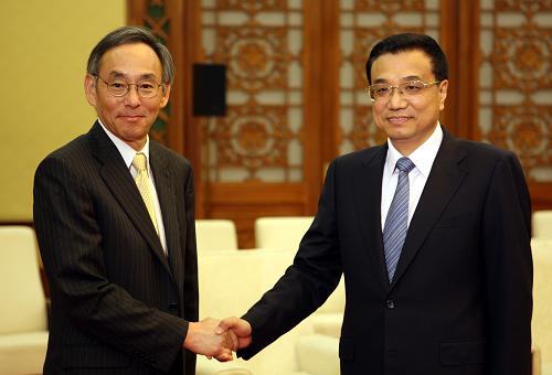 7月16日,國務(wù)院副總理李克強在北京人民大會堂會見美國能源部長朱棣文。新華社記者 姚大偉 攝