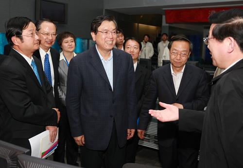 4月16日,中共中央政治局委員、國(guó)務(wù)院副總理張德江考察中國(guó)移動(dòng)北京公司。這是張德江在中國(guó)移動(dòng)北京公司菜市口營(yíng)業(yè)廳考察。新華社記者 鞠鵬 攝