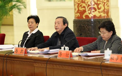 1月13日,中央國(guó)家機(jī)關(guān)第二十六次黨的工作會(huì)議暨第二十四次紀(jì)檢工作會(huì)議在北京召開(kāi),國(guó)務(wù)委員兼國(guó)務(wù)院秘書(shū)長(zhǎng)、中央國(guó)家機(jī)關(guān)工委書(shū)記馬凱出席會(huì)議并講話。 新華社記者 龐興雷 攝