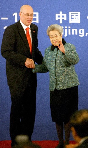 這是閉幕會(huì)議后,中國(guó)國(guó)務(wù)院副總理吳儀和美國(guó)財(cái)政部部長(zhǎng)保爾森共同會(huì)見(jiàn)記者。