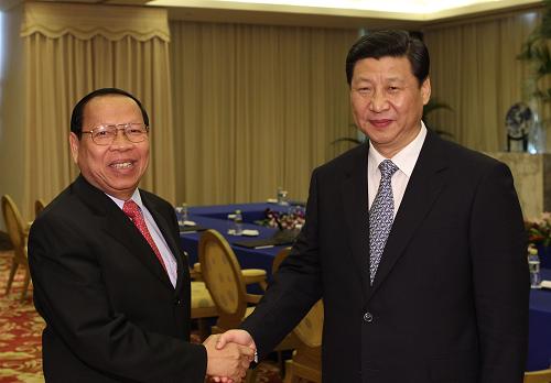 4月10日,中國國家副主席習(xí)近平在海南博鰲會(huì)見柬埔寨國務(wù)大臣兼計(jì)劃部大臣蔡唐。新華社記者 樊如鈞 攝