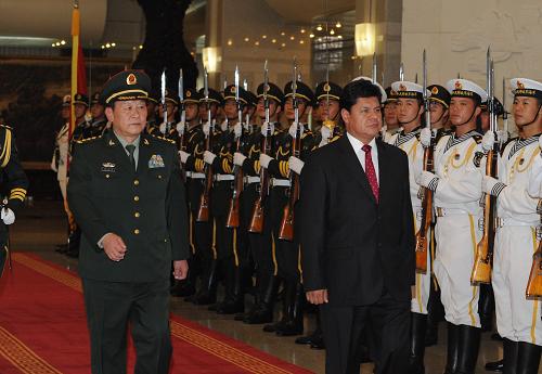 8月17日,中央軍委委員、國務(wù)委員兼國防部長梁光烈在北京為來訪的玻利維亞國防部長魯文·薩阿韋德拉·索托舉行歡迎儀式。新華社記者 李學(xué)仁 攝