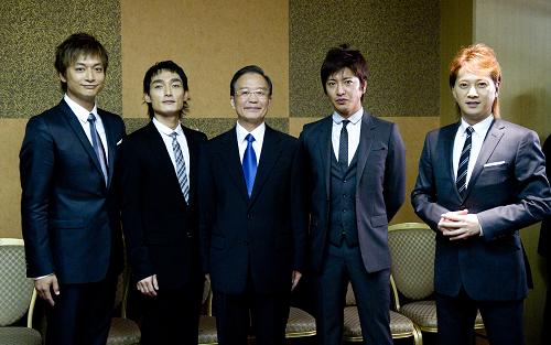 溫家寶會見日本知名流行演唱組合SMAP成員 5月21日,中國國務院總理溫家寶在東京會見日本知名流行演唱組合SMAP成員并合影。 新華社記者黃敬文攝