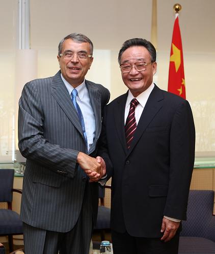 7月11日,正在法國(guó)進(jìn)行正式友好訪問的全國(guó)人大常委會(huì)委員長(zhǎng)吳邦國(guó)在里昂會(huì)見羅訥-阿爾卑斯大區(qū)議會(huì)主席蓋拉納。新華社記者 鞠鵬 攝