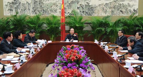 這是2月10日,溫家寶聽取企業(yè)界人士對《政府工作報告(征求意見稿)》的意見和建議。新華社記者 張鐸 攝