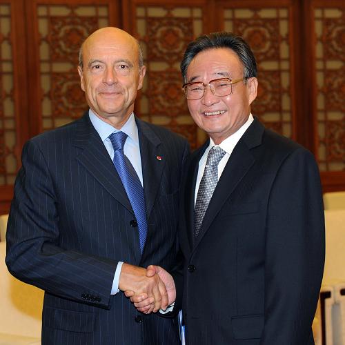 吳邦國(guó)會(huì)見法國(guó)前總理朱佩 9月6日,全國(guó)人大常委會(huì)委員長(zhǎng)吳邦國(guó)在北京人民大會(huì)堂會(huì)見法國(guó)前總理、波爾多市市長(zhǎng)朱佩。 新華社記者饒愛民攝