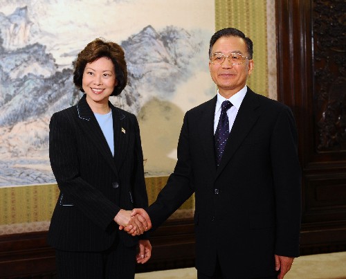 8月23日,中國國務(wù)院總理溫家寶在中南海紫光閣會見前來出席北京奧運會閉幕式及相關(guān)活動的美國總統(tǒng)代表團(tuán)團(tuán)長、勞工部長趙小蘭。新華社記者 李濤 攝