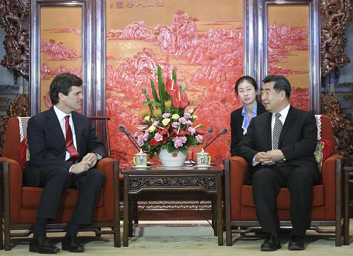 12月7日,中國國務(wù)院副總理、國務(wù)院殘疾人工作委員會主任回良玉在北京中南海紫光閣會見來訪的國際特奧會主席蒂姆·施賴弗。新華社記者 丁林 攝