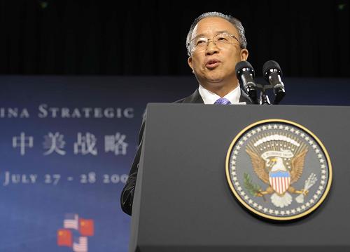 7月27日,中國(guó)國(guó)家主席胡錦濤特別代表、國(guó)務(wù)委員戴秉國(guó)在首輪中美戰(zhàn)略與經(jīng)濟(jì)對(duì)話開(kāi)幕式上講話。當(dāng)日,首輪中美戰(zhàn)略與經(jīng)濟(jì)對(duì)話在美國(guó)華盛頓開(kāi)幕。新華社記者張巖攝