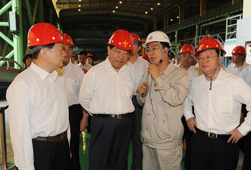 6月11日至15日,中共中央政治局常委、全國政協(xié)主席賈慶林在遼寧調(diào)研。這是6月13日,賈慶林在鞍山鋼鐵集團公司冷軋廠生產(chǎn)線了解生產(chǎn)情況。 新華社記者黃敬文攝