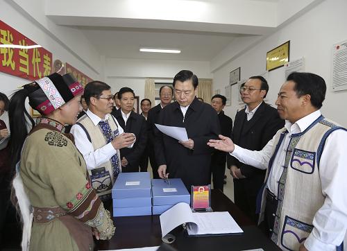 11月22日至25日,中共中央政治局常委、全國(guó)人大常委會(huì)委員長(zhǎng)張德江在云南就縣級(jí)人大工作進(jìn)行調(diào)研,并主持召開部分省、自治區(qū)、直轄市縣級(jí)人大工作座談會(huì)。這是11月24日,張德江在石林縣人大機(jī)關(guān)考察縣級(jí)人大工作。新華社記者 丁林 攝