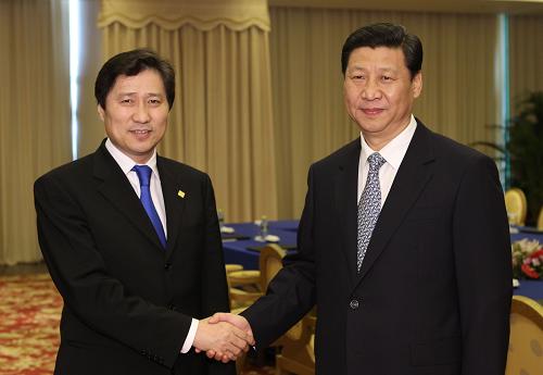4月10日,中國國家副主席習(xí)近平在海南博鰲會(huì)見蒙古國總理巴特包勒德。新華社記者 樊如鈞 攝