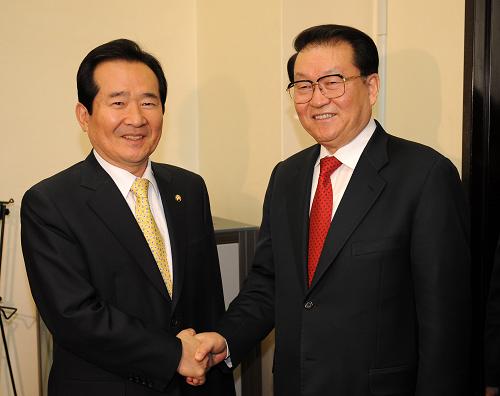 4月7日,中共中央政治局常委李長春在首爾會見韓國民主黨黨首丁世均。新華社記者 劉建生 攝